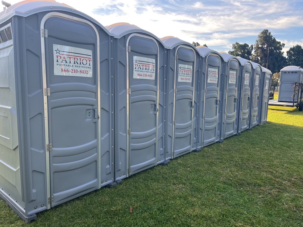 Application de matériaux de moulage en rotation dans les toilettes mobiles