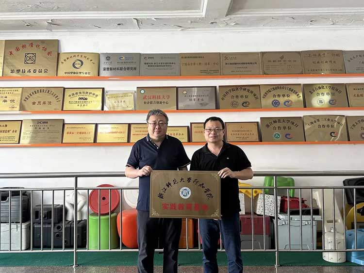 Ruitang Technology s'est associé à la Zhejiang University Normal University Xingzhi College pour construire conjointement une base d'éducation pratique, ouvrant un nouveau chapitre dans l'intégration de l'industrie et de l'éducation